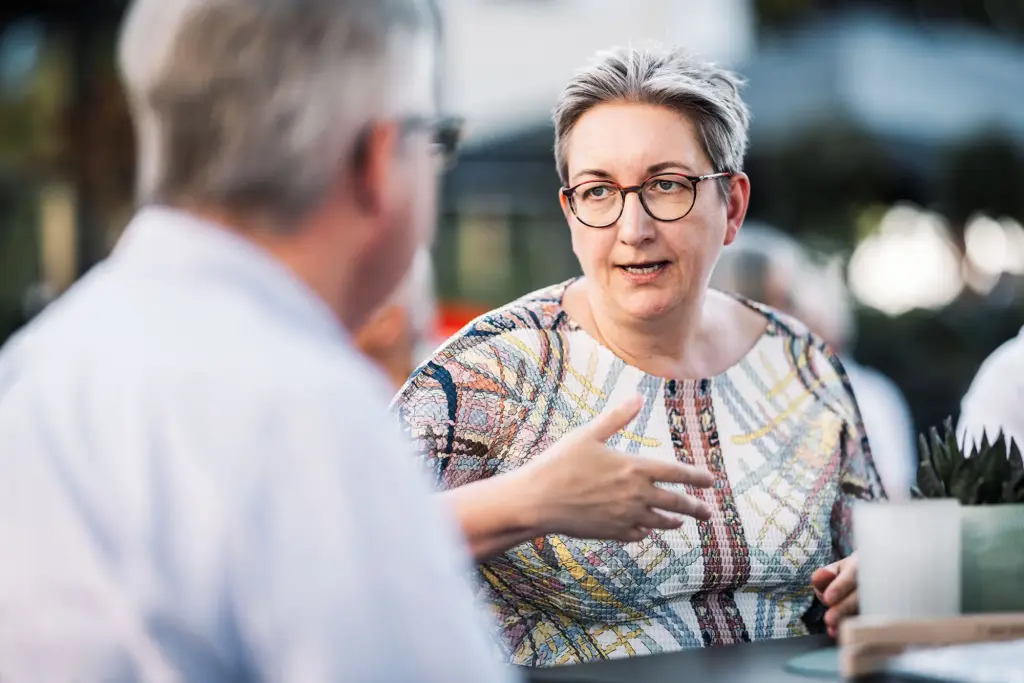 Gesprächsszene einer politischen Führungskraft, aufgenommen von Businessfotograf David Borghoff in Celle